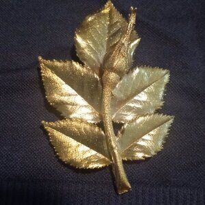 Vintage delicate Gold tone leaf brooch